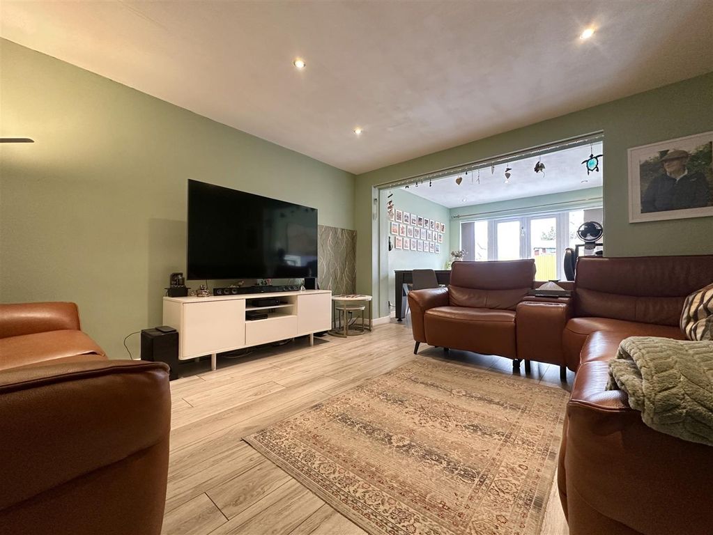 Property photo 2 of 13 Lounge