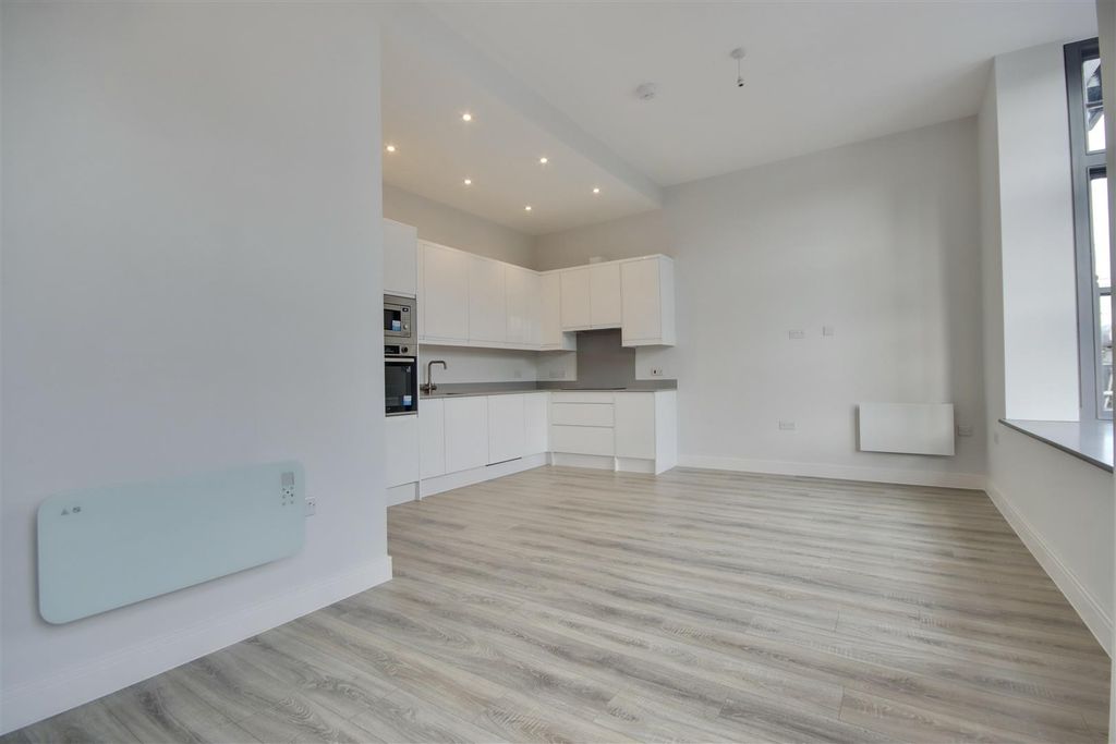 Property photo 1 of 19 1E833535-D28C-4C4E-8D6D-E4603A7D9A07_1_201_A.Jpeg