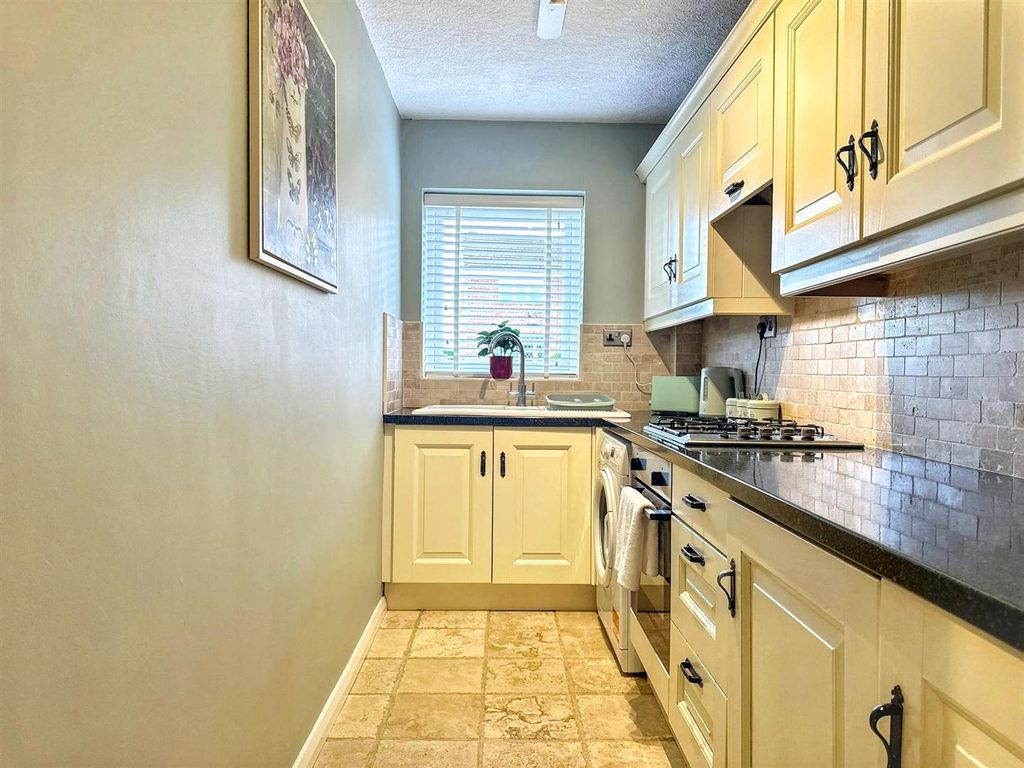 Property photo 3 of 23 Kitchen