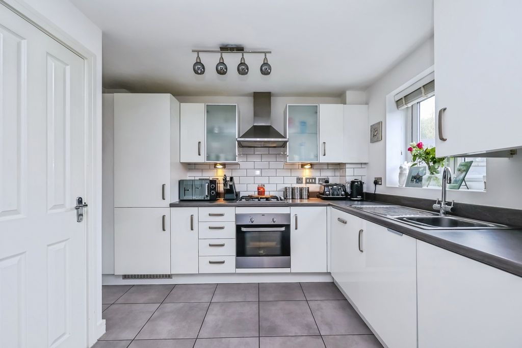 Property photo 3 of 18 Kitchen