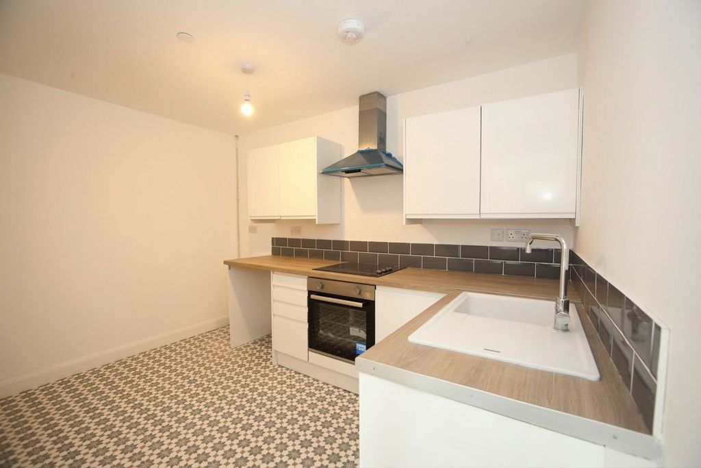 Property photo 3 of 11 Kitchen