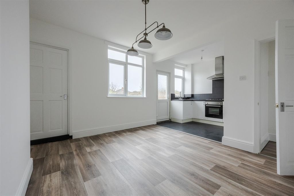 Property photo 3 of 11 Kitchen Diner