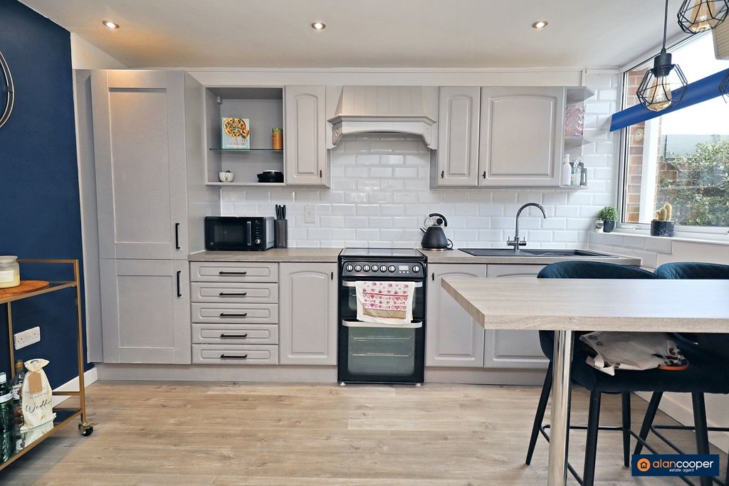Property photo 3 of 21 4422405