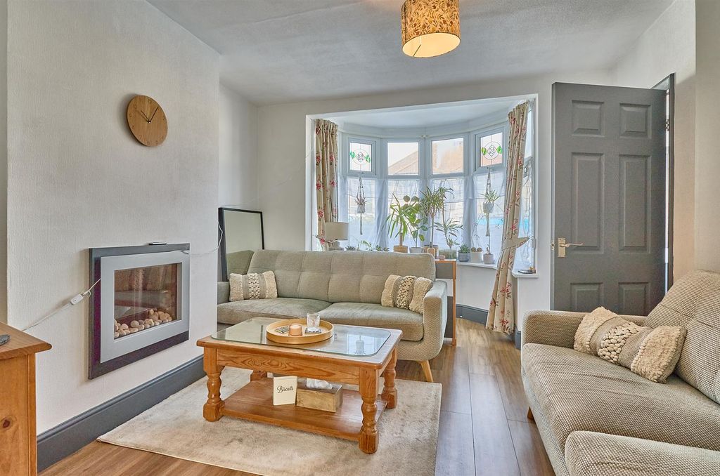Property photo 3 of 11 Eskdale Road _4.Jpg