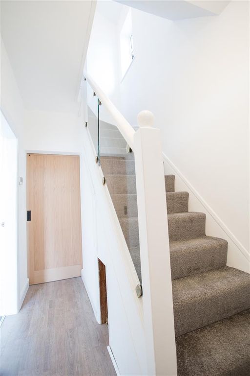 Property photo 3 of 28 Entrance Hall