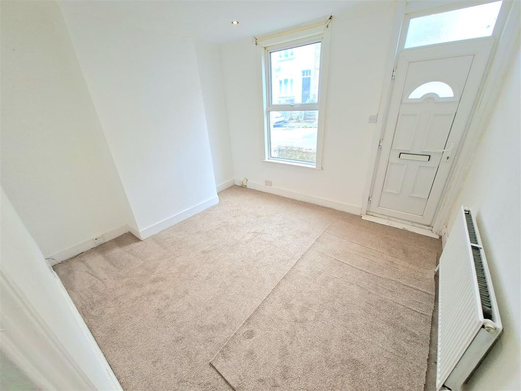 Property photo 3 of 12 Lounge