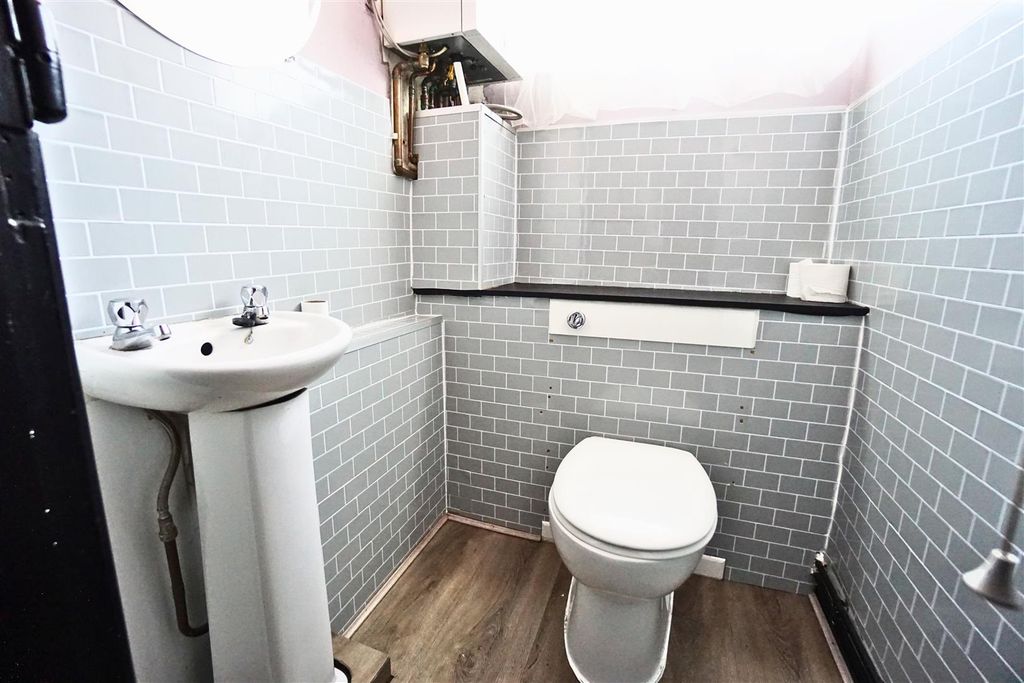 Property photo 3 of 9 Toilet