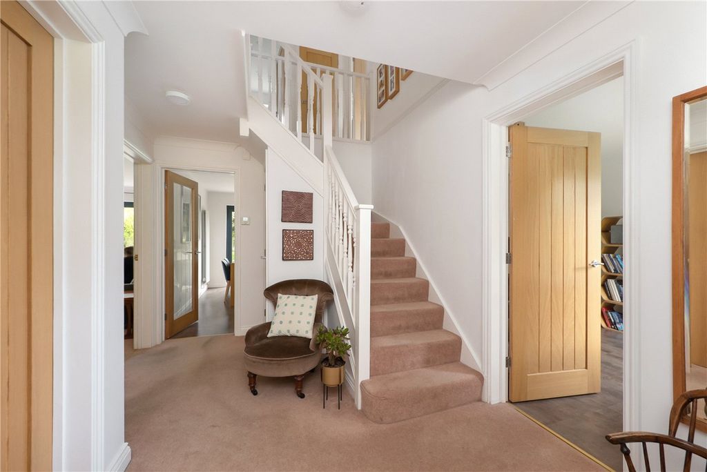 Property photo 2 of 19 Entrance Hall