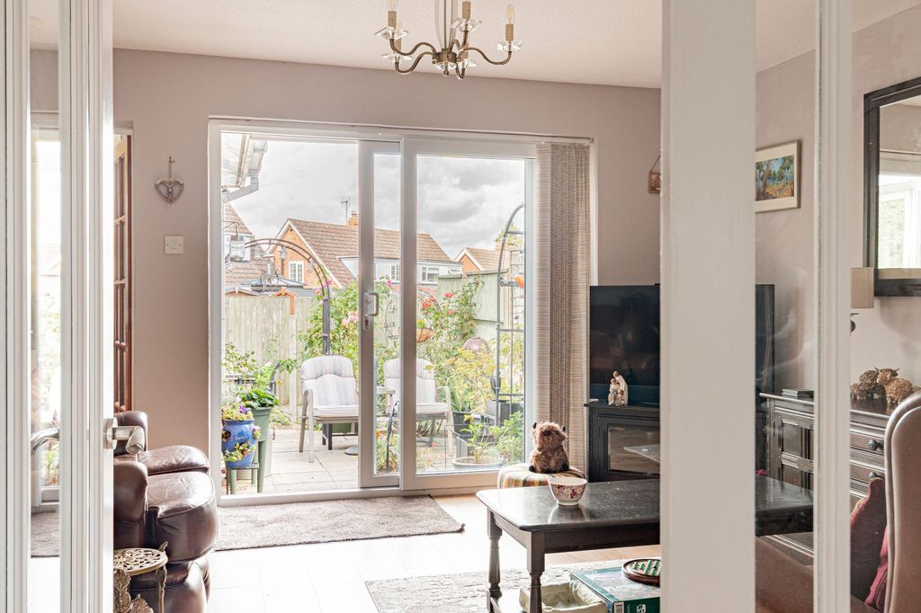 Property photo 3 of 21 Living Room (2)