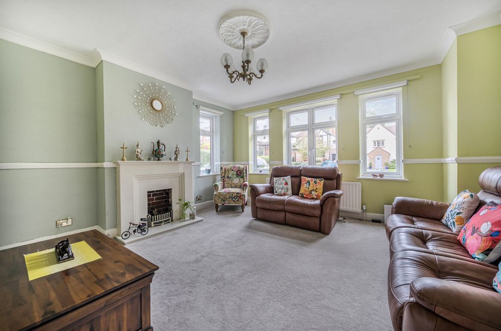 Property photo 2 of 12 1359764-37-68ee46...