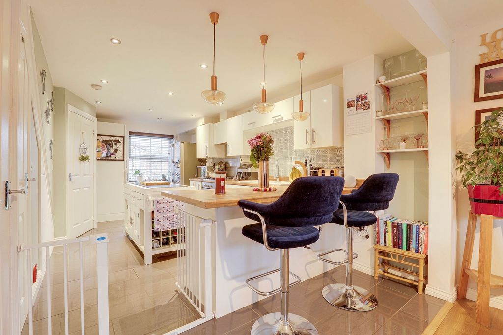 Property photo 3 of 18 Kitchen