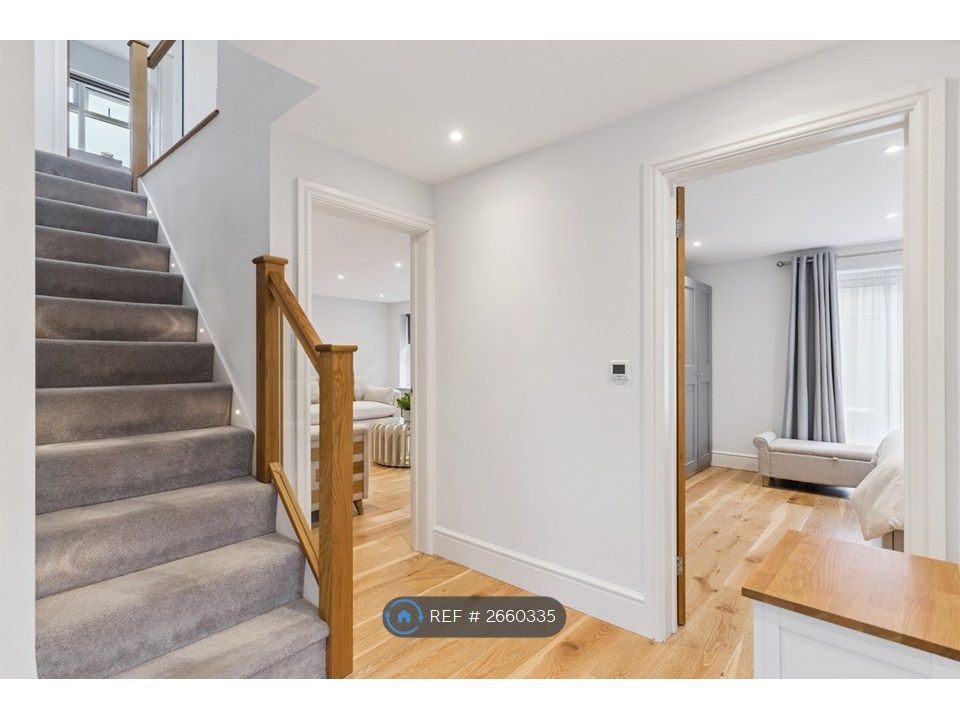 Property photo 2 of 31 Entrance Hall