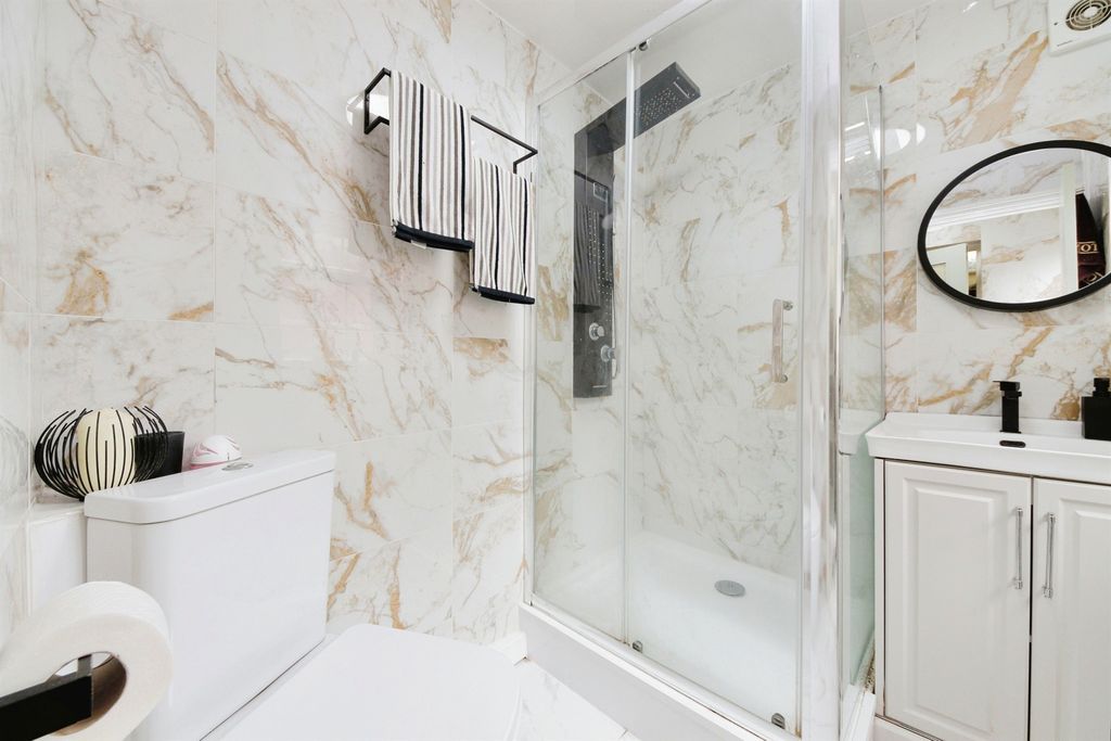 Property photo 2 of 33