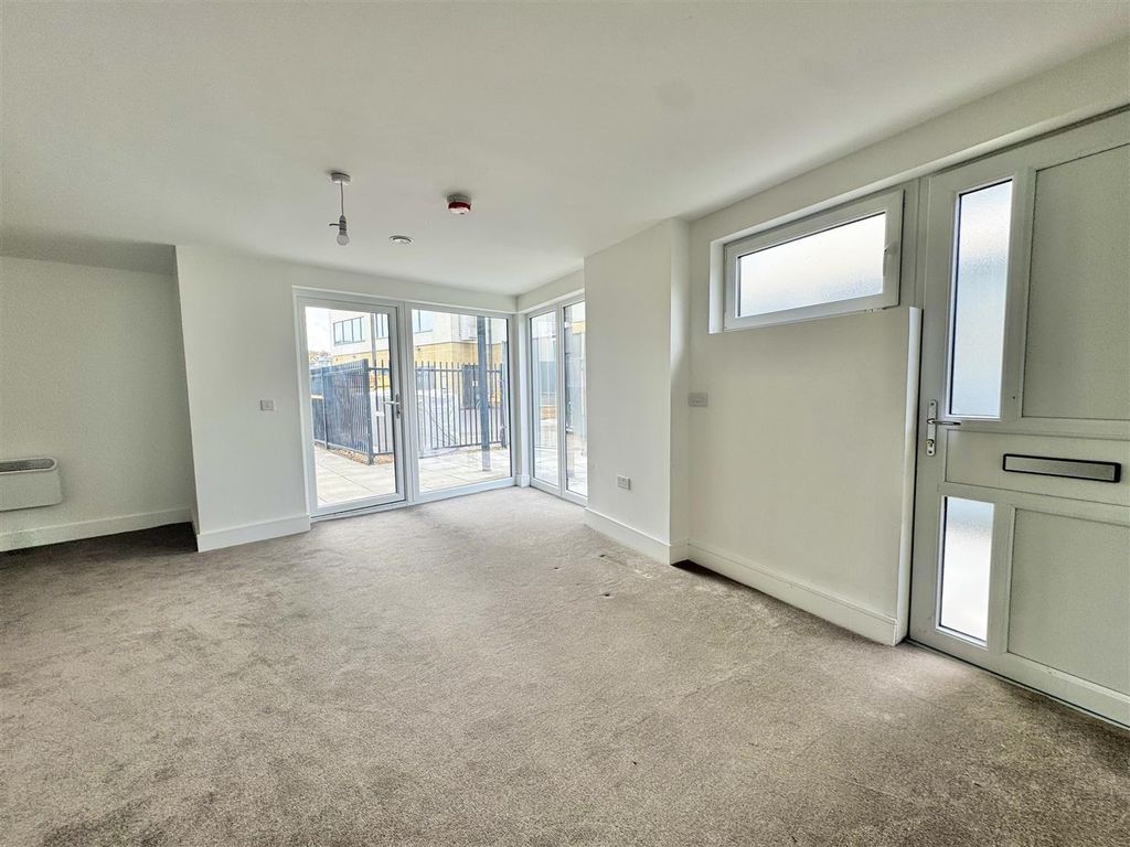 Property photo 2 of 10 Living Room / Kitchen