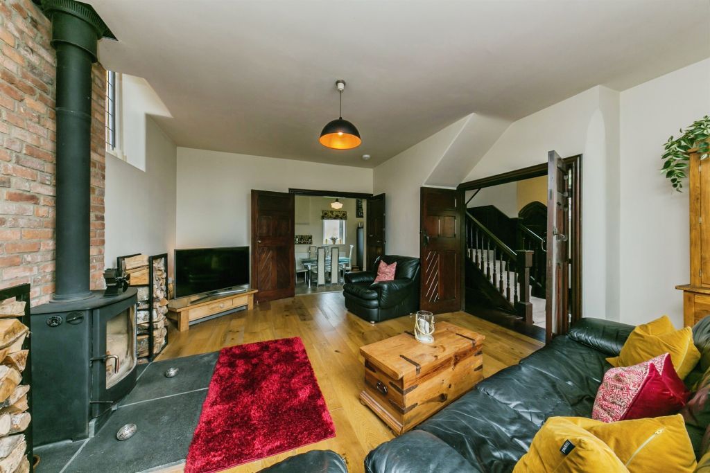 Property photo 3 of 26 Lounge: