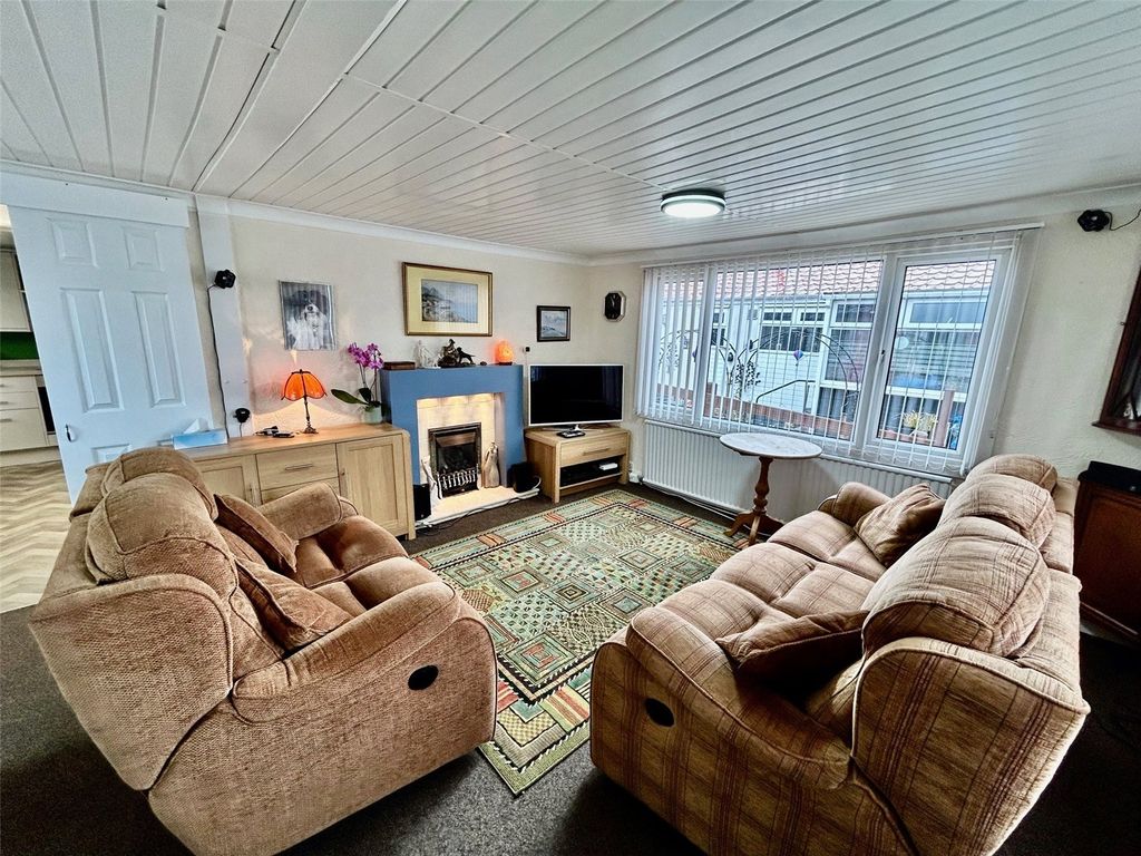 Property photo 2 of 18 Lounge
