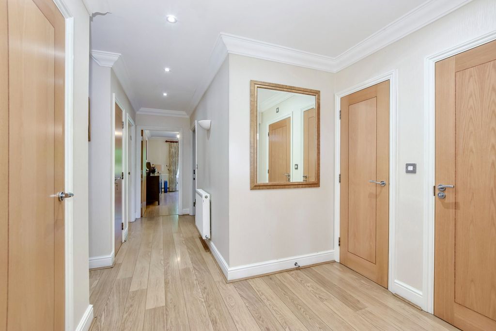 Property photo 2 of 28