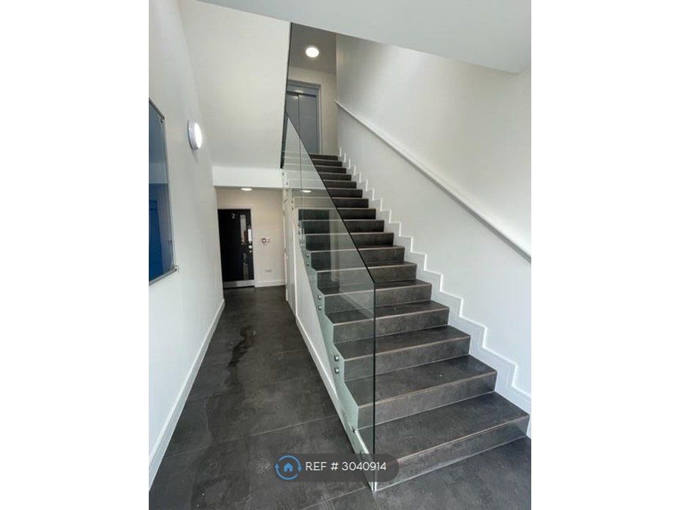 Property photo 2 of 8 Communal Hally Way