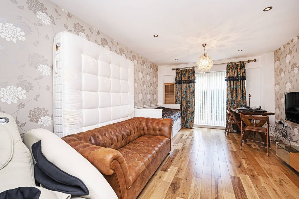 Property photo 1 of 5