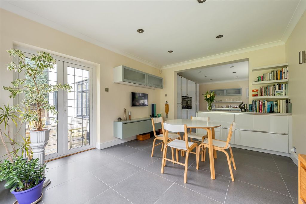 Property photo 3 of 29 Woodman Lane, E4