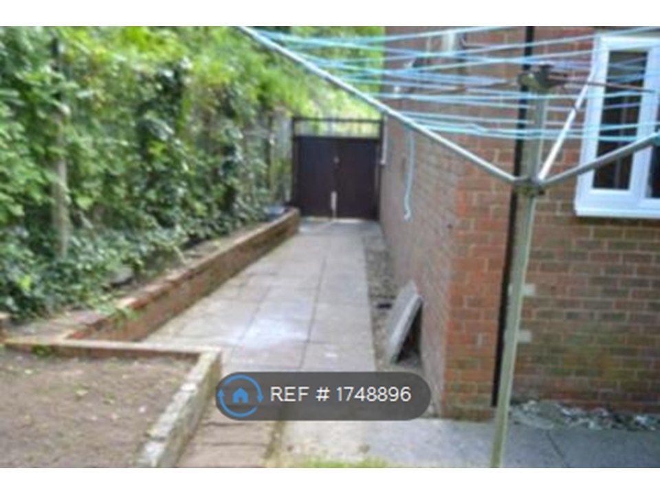 Property photo 3 of 21 Side Access For Bikes