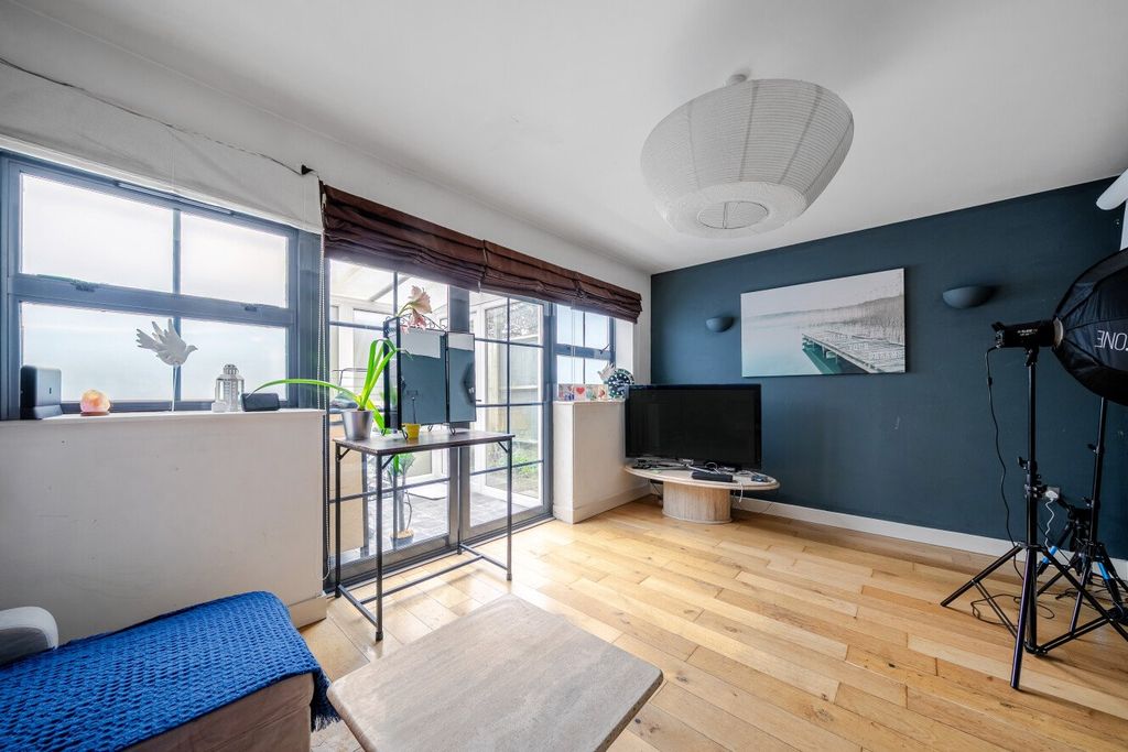 Property photo 2 of 12 Picture No. 17