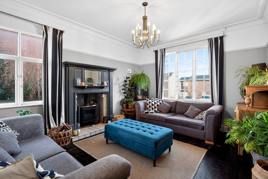 Property photo 3 of 20 Lounge