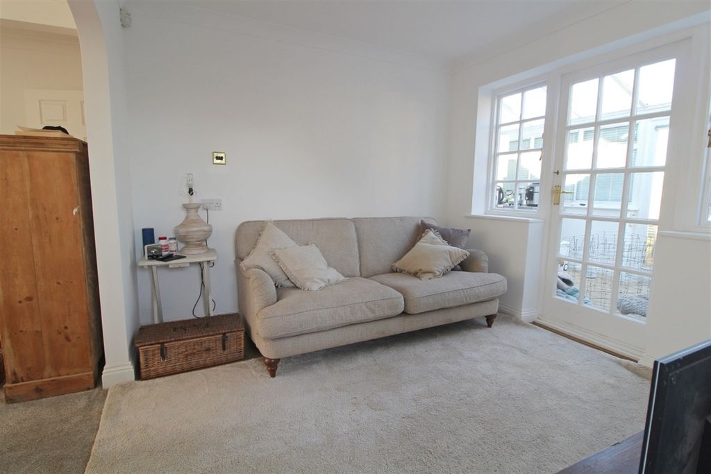 Property photo 3 of 13 Snug