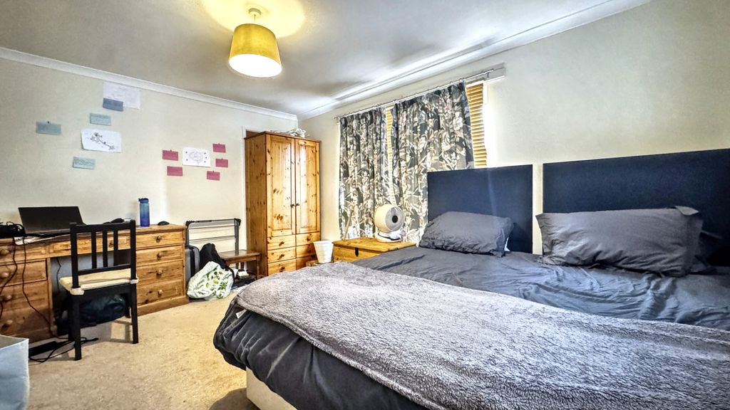 Property photo 2 of 18 Room 31.Jpeg