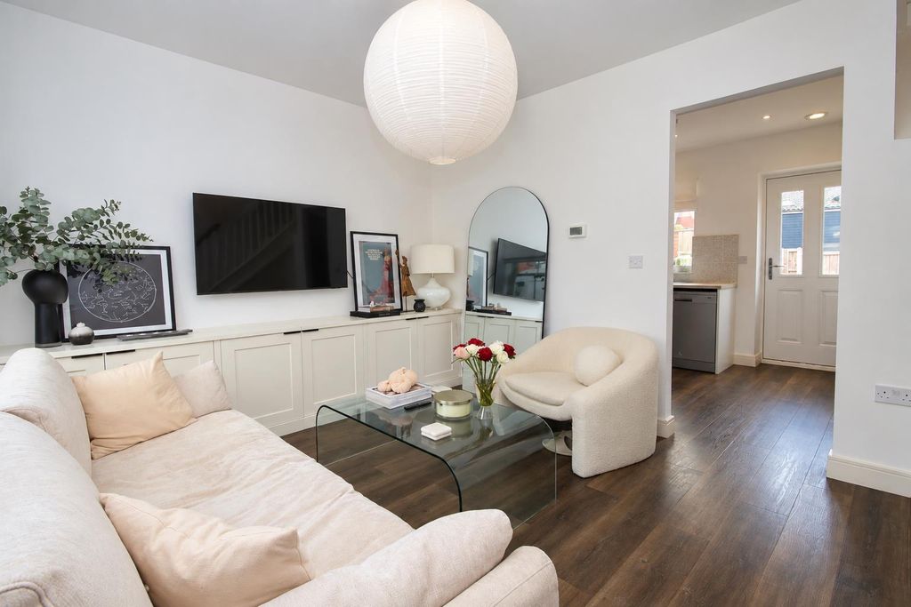 Property photo 2 of 13 1 (2).Png