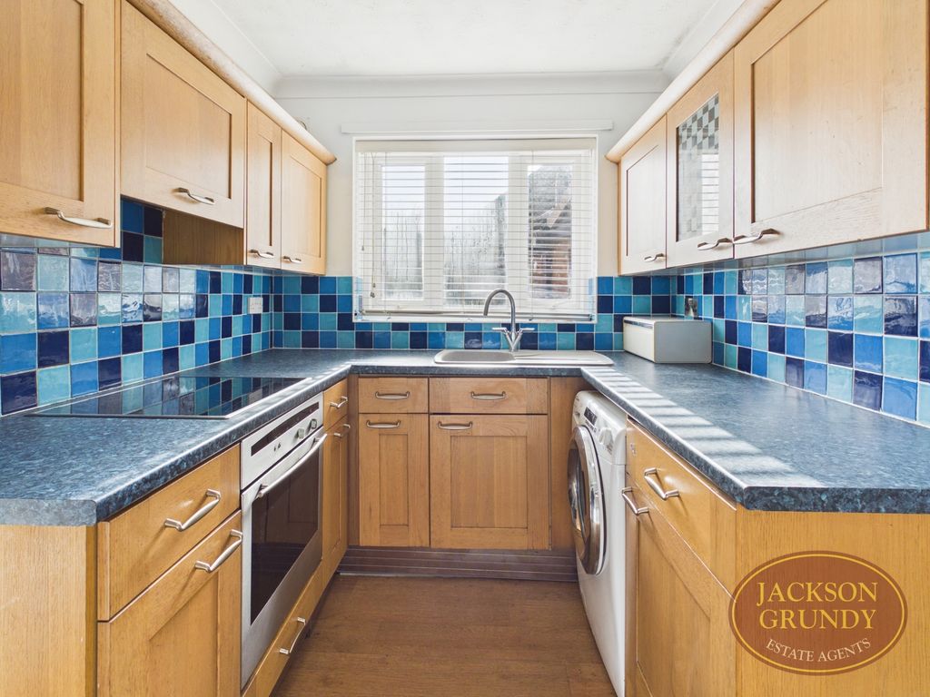 Property photo 3 of 8 Holmleigh Close