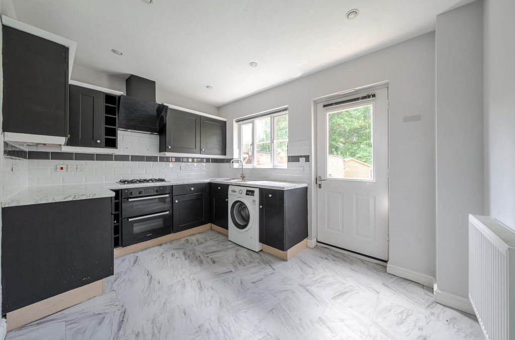 Property photo 3 of 16 1290395-30-68263Fc6Ba9B7-Arw.Jpg