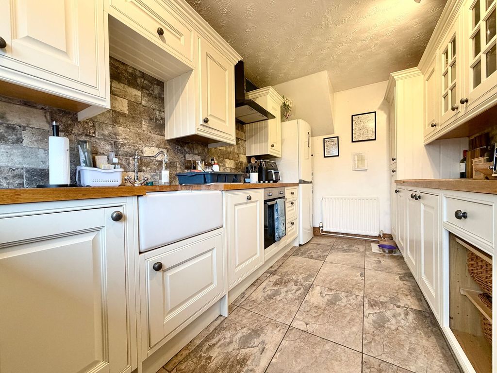 Property photo 3 of 14 Kitchen