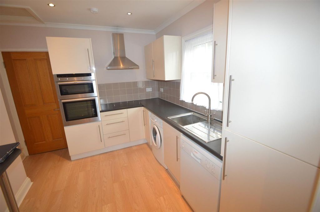 Property photo 1 of 3 Gurney Cl Ig11