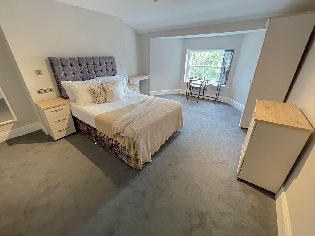 Property photo 2 of 12 46 Upper Parliament (8)