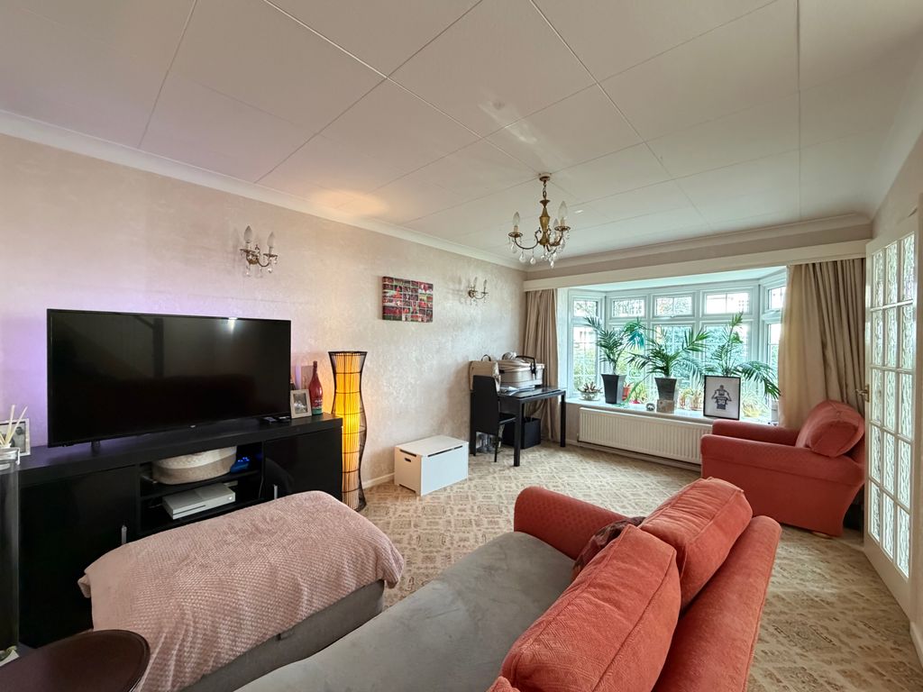 Property photo 3 of 13 Lounge