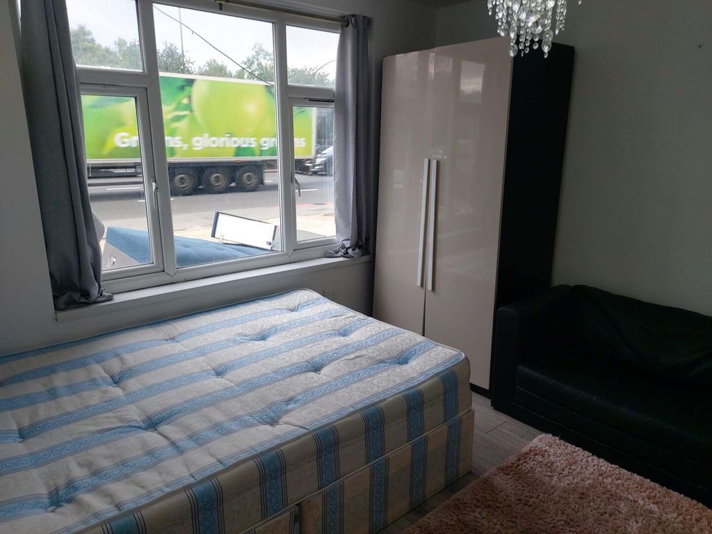 Property photo 2 of 9 Bedroom