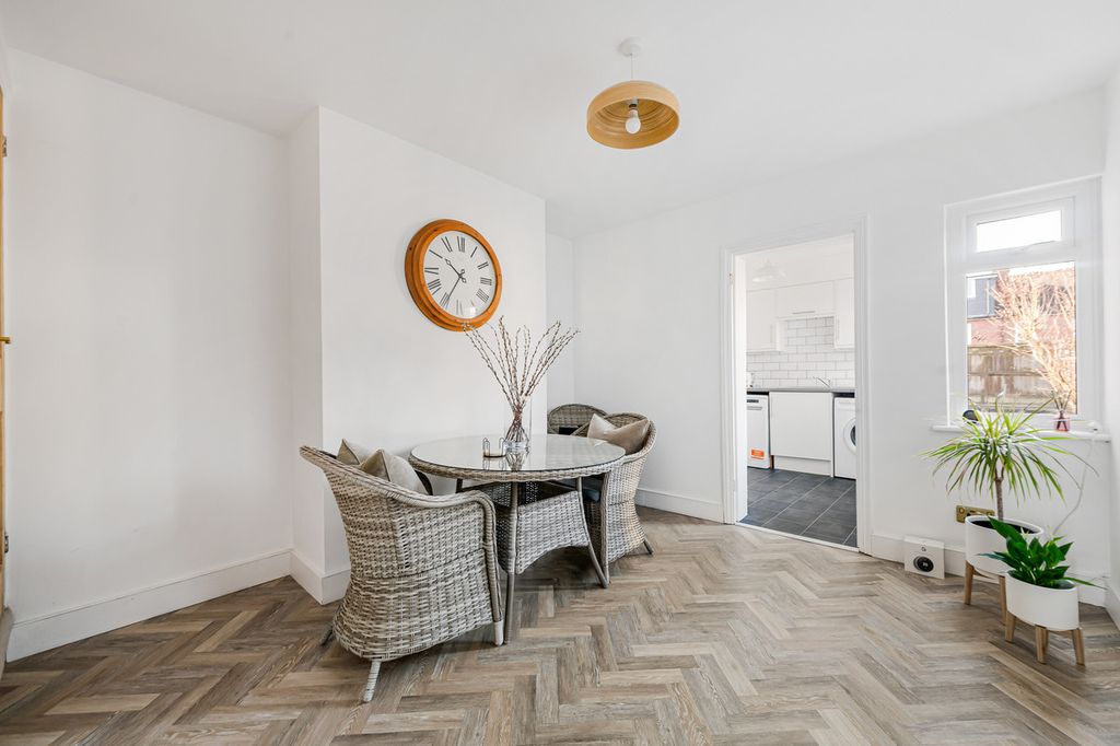 Property photo 3 of 32