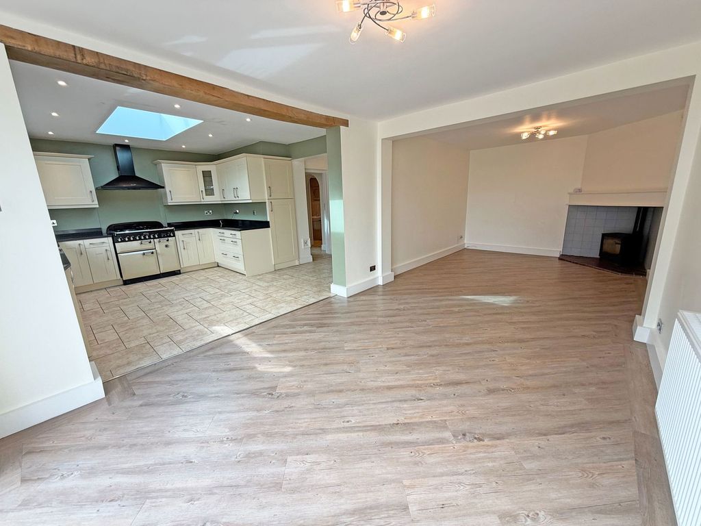 Property photo 2 of 32