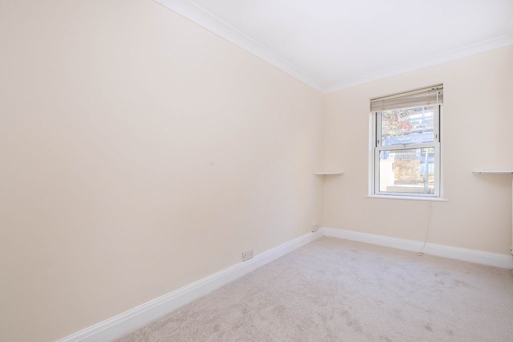 Property photo 3 of 6 Connaught-House-G...