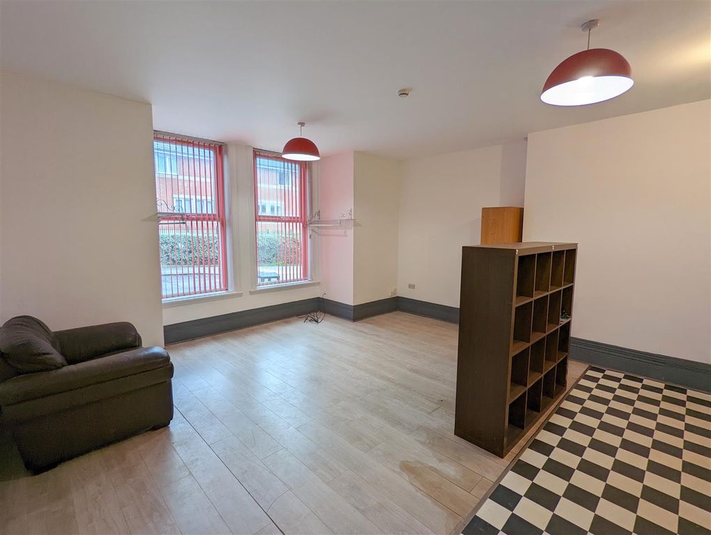 Property photo 3 of 5 Lounge/Bedroom/Kitchen