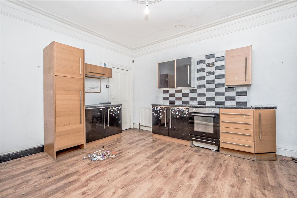 Property photo 2 of 25 Fitted Dining Kitchen: