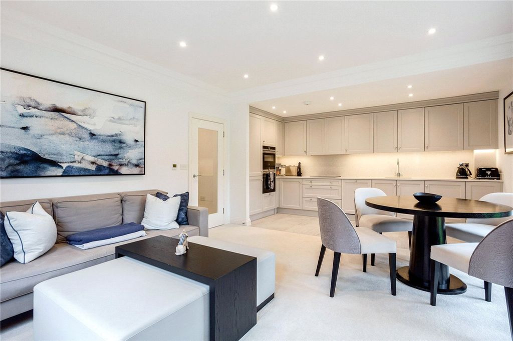 Property photo 2 of 11 Sitting/Dining Room