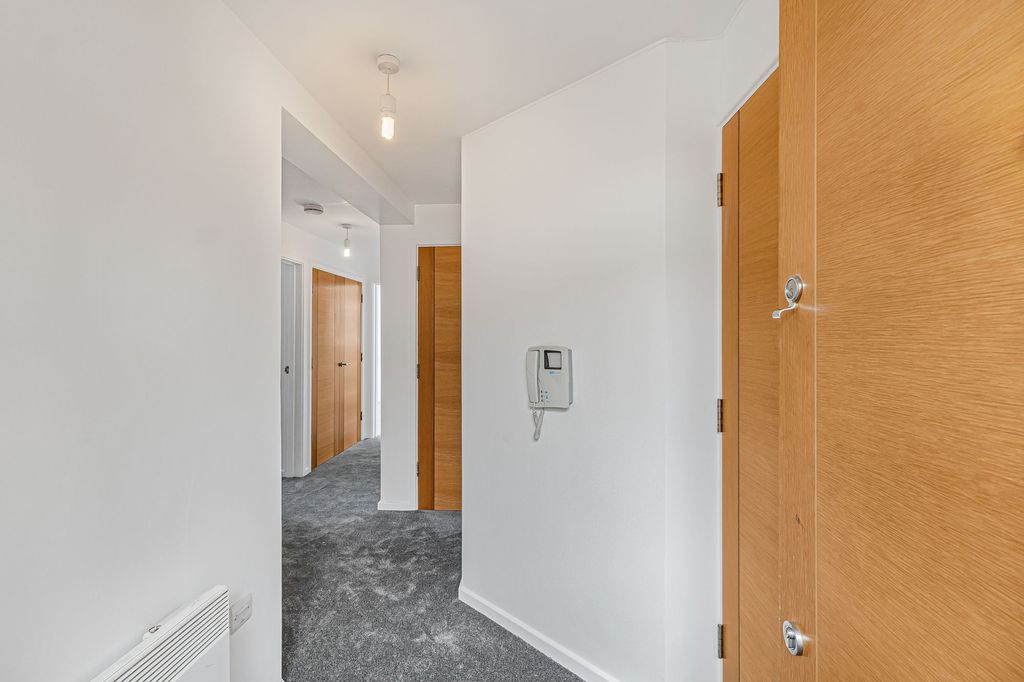 Property photo 3 of 16 Entrance Hall