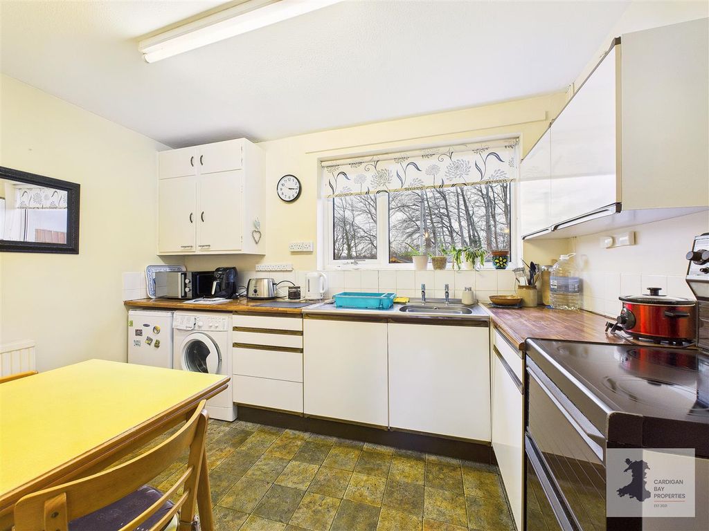 Property photo 3 of 30 Kitchen