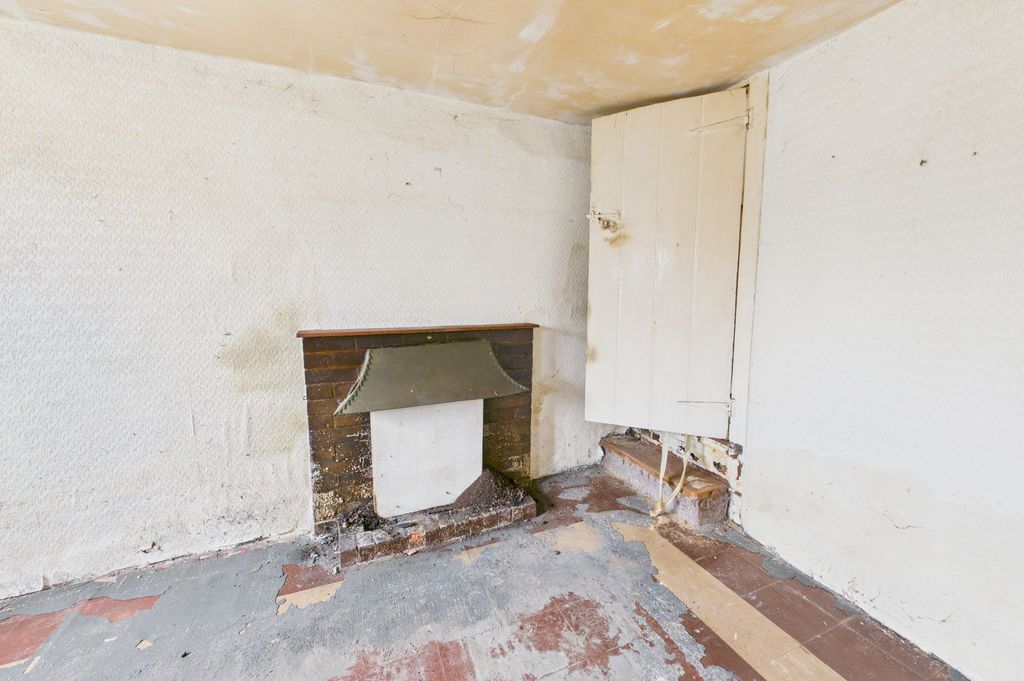 Property photo 2 of 28