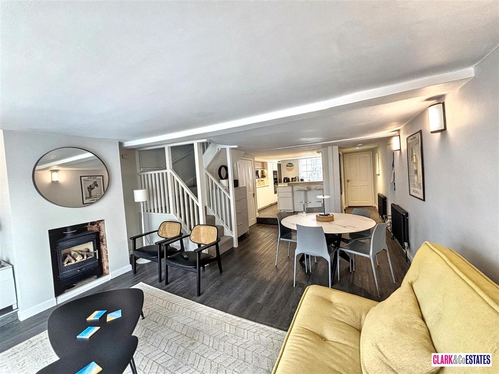 Property photo 2 of 16 Lounge