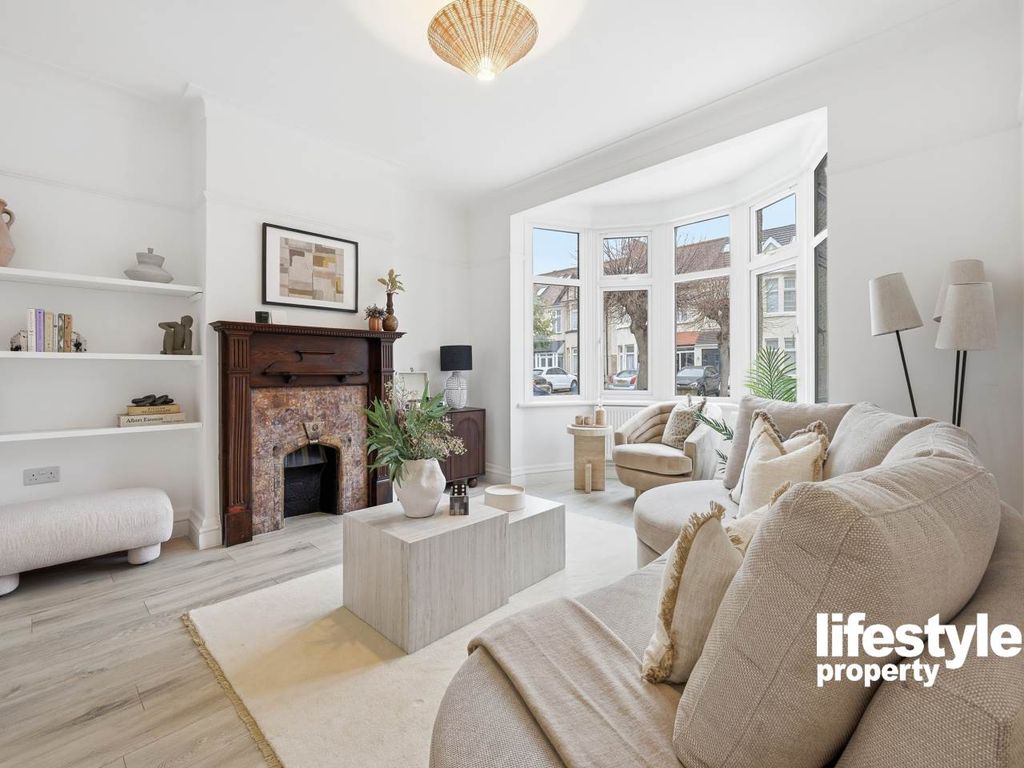 Property photo 3 of 20 Reception 1