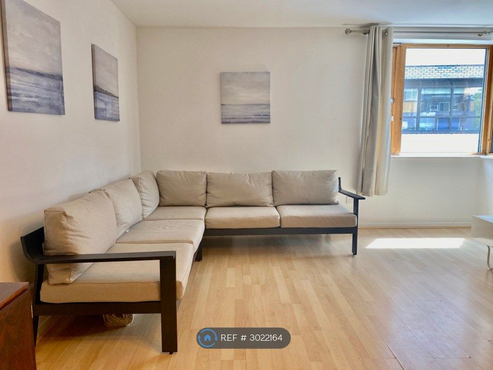 Property photo 3 of 10 Spacious Lounge And Dining Area