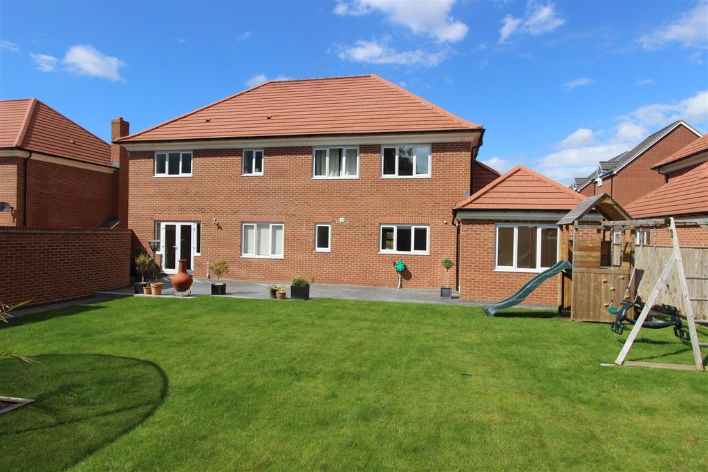 Property photo 2 of 11 Externally